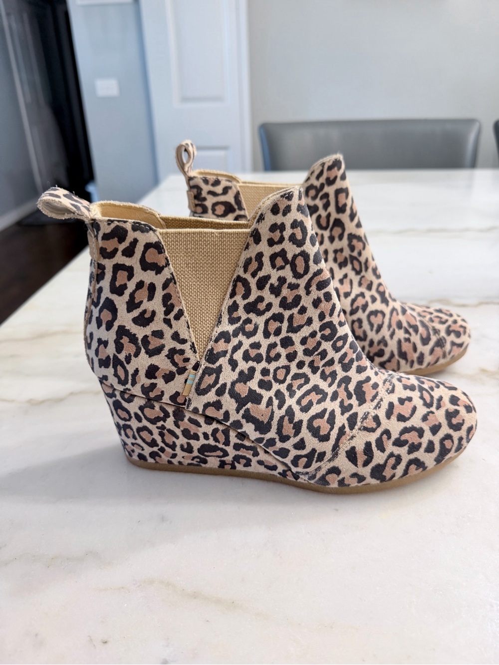 TOMS beige/brown desert tan leopard print suede ankle wedge boots size 8.5